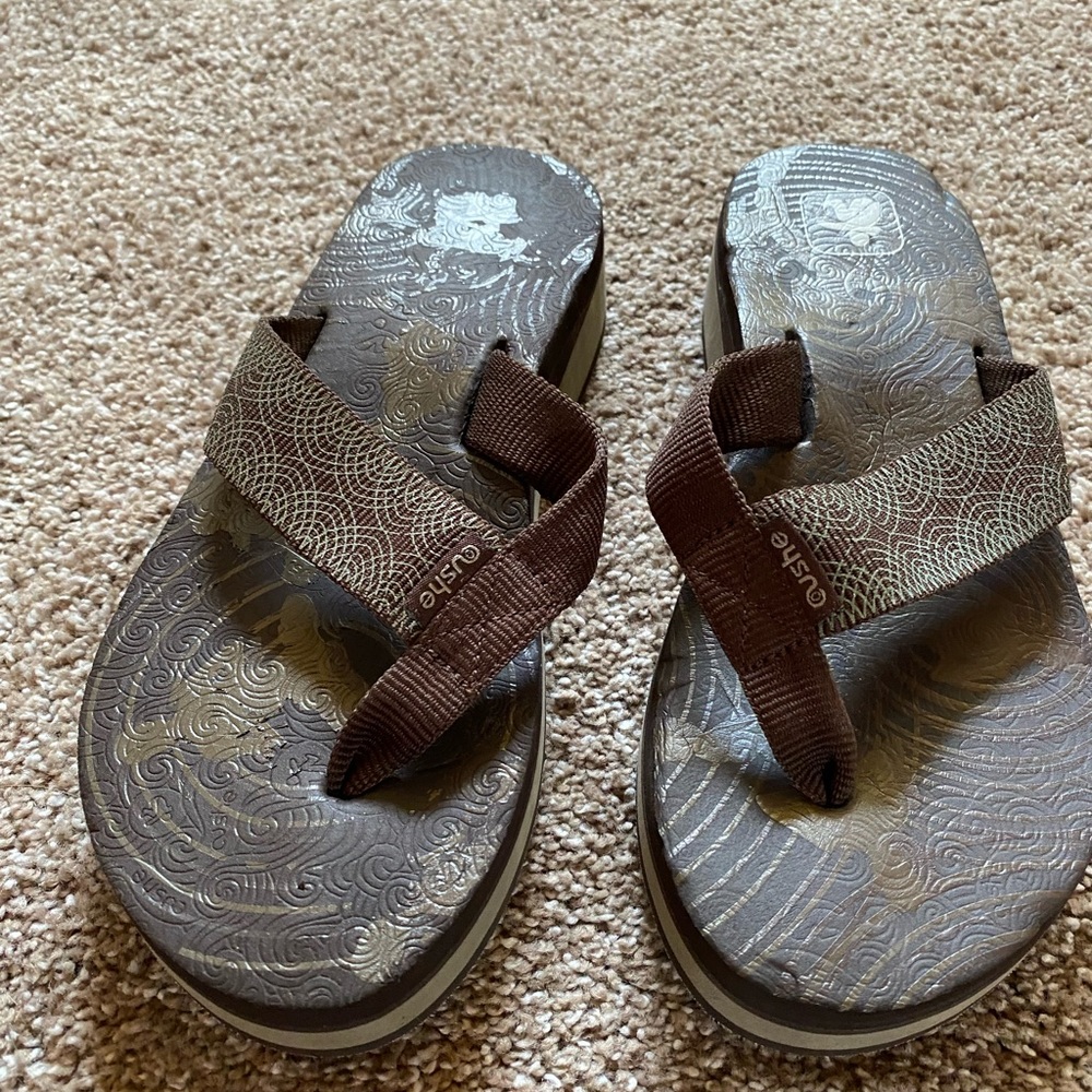 Cushe yoga flip-flop size 6